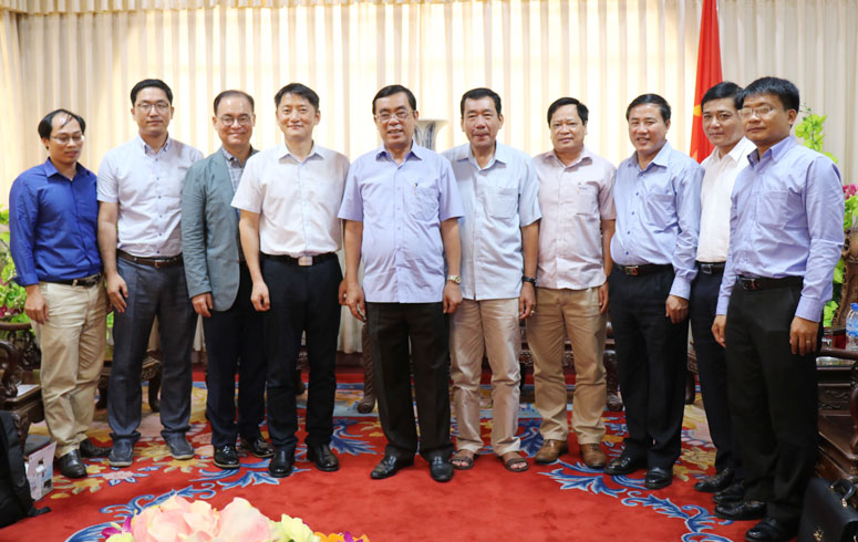 Chủ tịch UBND tỉnh Quảng Trị Nguyễn Đức Chính (thứ 5 từ trái sang) cùng lãnh đạo các sở ban ngành chụp hình lưu niệm cùng đại diện của Tập đoàn Posco.