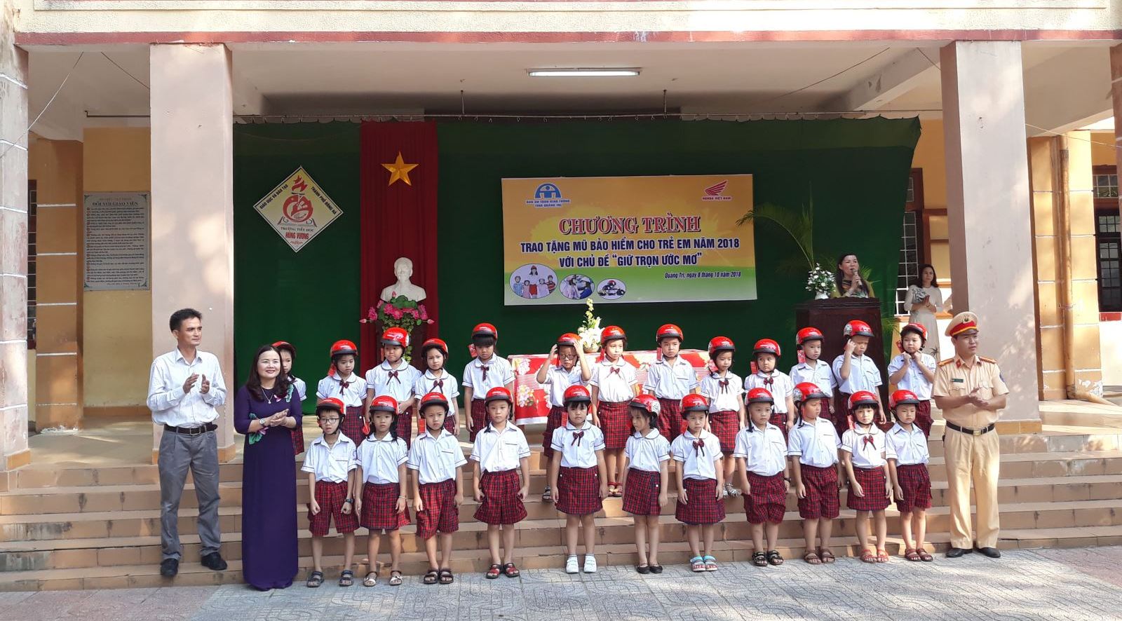 Trao tặng mũ bảo hiểm cho học sinh trường Tiểu học Hùng Vương, TP.Đông Hà