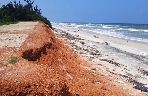 Một đoạn bờ biển trên địa bàn tỉnh Quảng Trị bị sạt lở.