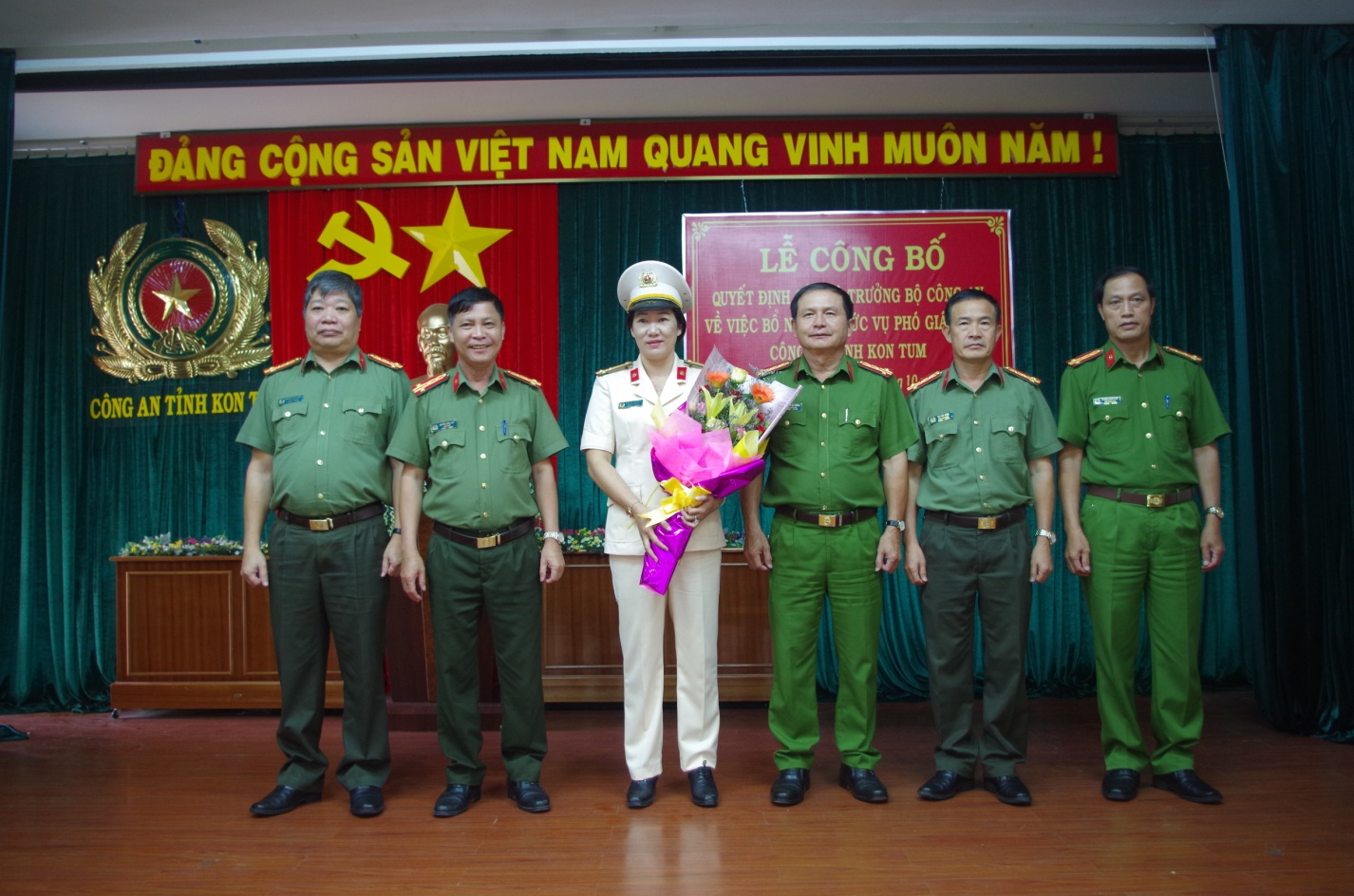 Lãnh đạo Công an tỉnh Kon Tum tặng hoa chúc mừng nữ Phó Giám đốc đầu tiên của Công an tỉnh Kon Tum.