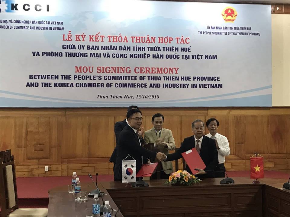 Chủ tịch UBND tỉnh Thừa Thiên Huế Phan Ngọc Thọ và lãnh đạo KCCI ký kết thỏa thuận hợp tác hỗ trợ xúc tiến đầu tư. Ảnh: Hoàng Bảo