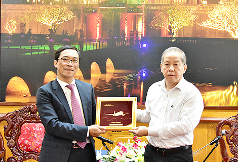 Ông Nguyễn Cảnh Sơn tặng biểu tượng hàng không cho Chủ tịch UND tỉnh Thừa Thiên Huế Phan Ngọc Thọ (Ảnh: Thuathienhue.gov.vn)