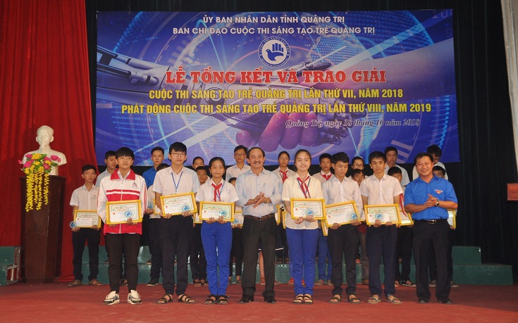 Ông Nguyễn Quân Chính, PCT UBND tỉnh Quảng Trị trao giải cho các em học sinh đạt giải.