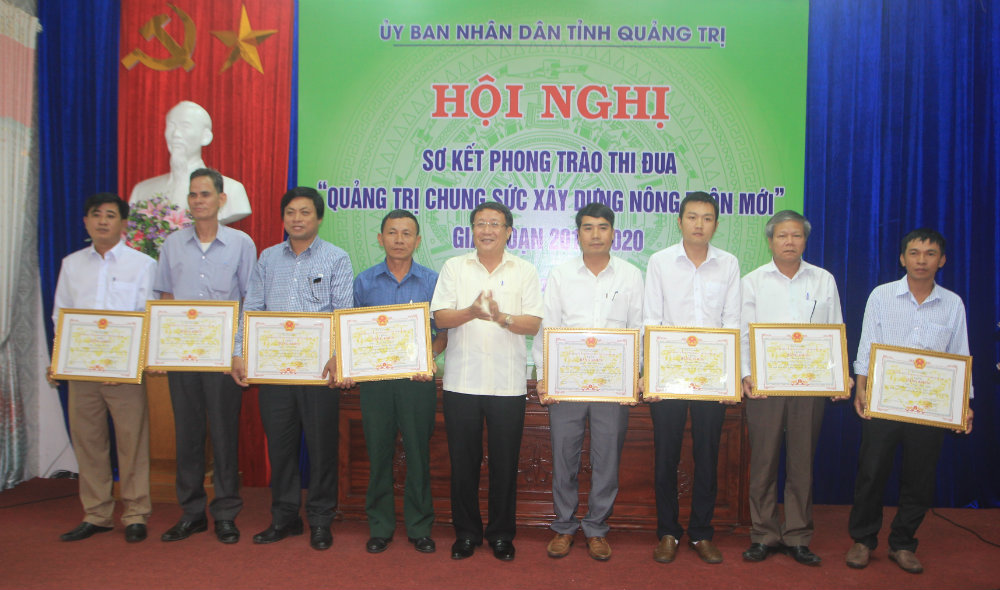 Tỉnh Quảng Trị đã trao bằng khen cho các tập thể cá nhân có thành tích trong phong trào xây dựng NTM giai đoạn 2016 - 2018.