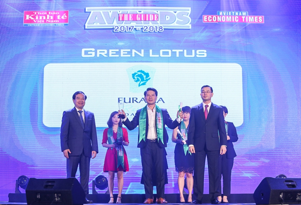 Ông Công Nghĩa Nam - Giám đốc Kinh doanh văn phòng Furama Hà Nội đại diện nhận giải.