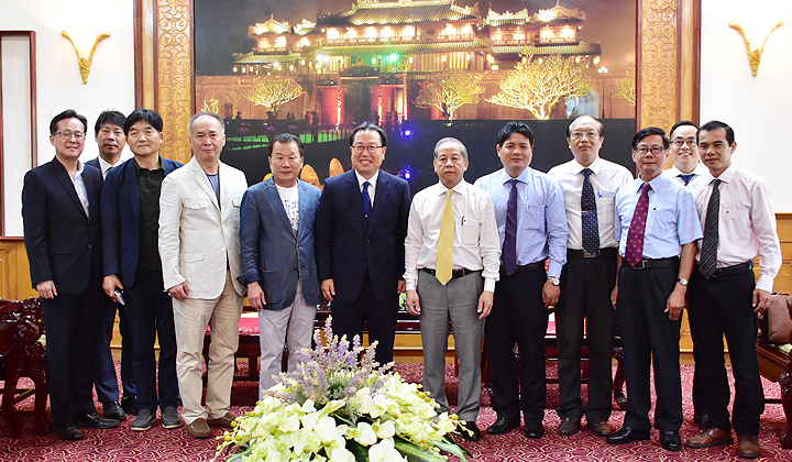Chủ tịch UBND tỉnh Phan Ngọc Thọ chụp ảnh lưu niệm với ngài Thị trưởng và các doanh nghiệp Hàn Quốc.
