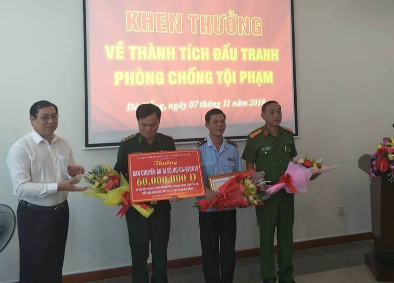 Chủ tịch Huỳnh Đức Thơ khen thưởng ban chuyên án.