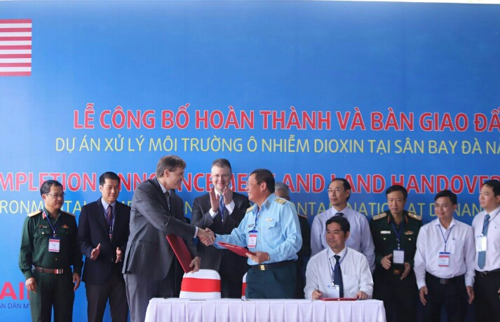Ký kết thỏa thuận bàn giao đất sạch đã xử lý tại Sân bay Quốc tế Đà Nẵng.