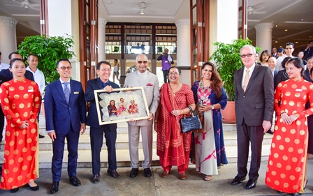 Lãnh đạo Furama Đà Nẵng trao món quà ý nghĩa cho Tổng thống Ấn Độ.