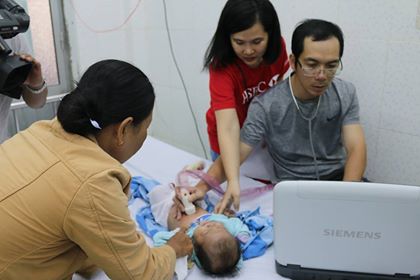 oàn bác sĩ bệnh viện Đại học Y Dược TP. Hồ Chí Minh khám sàng lọc các dị tật tim bẩm sinh cho các em nhỏ Ninh Thuận.