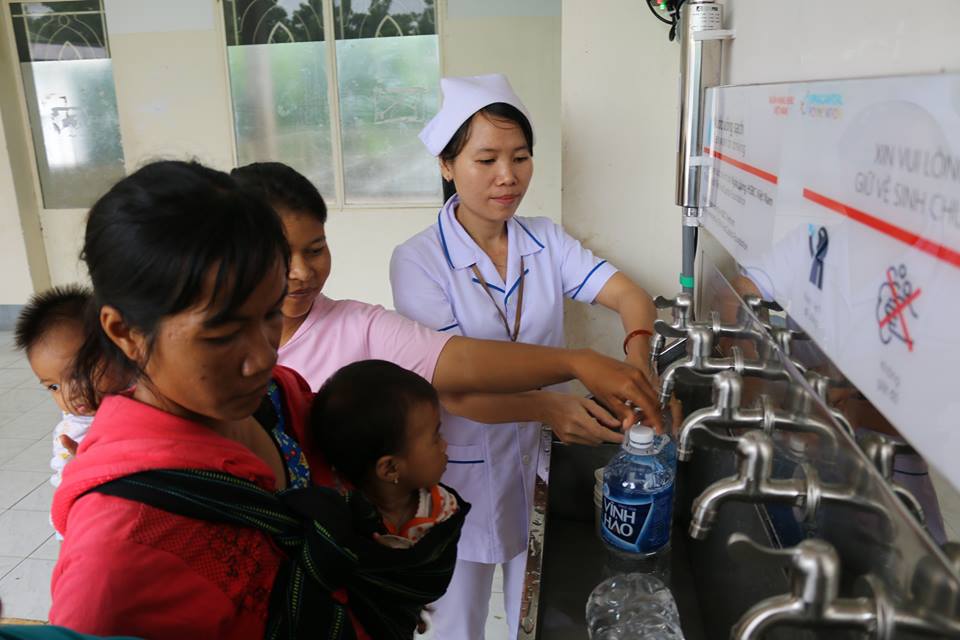 Hệ thống lọc mới được HSBC Việt Nam và VCF trao tặng có thể dùng uống trực tiếp và tắm cho trẻ sơ sinh