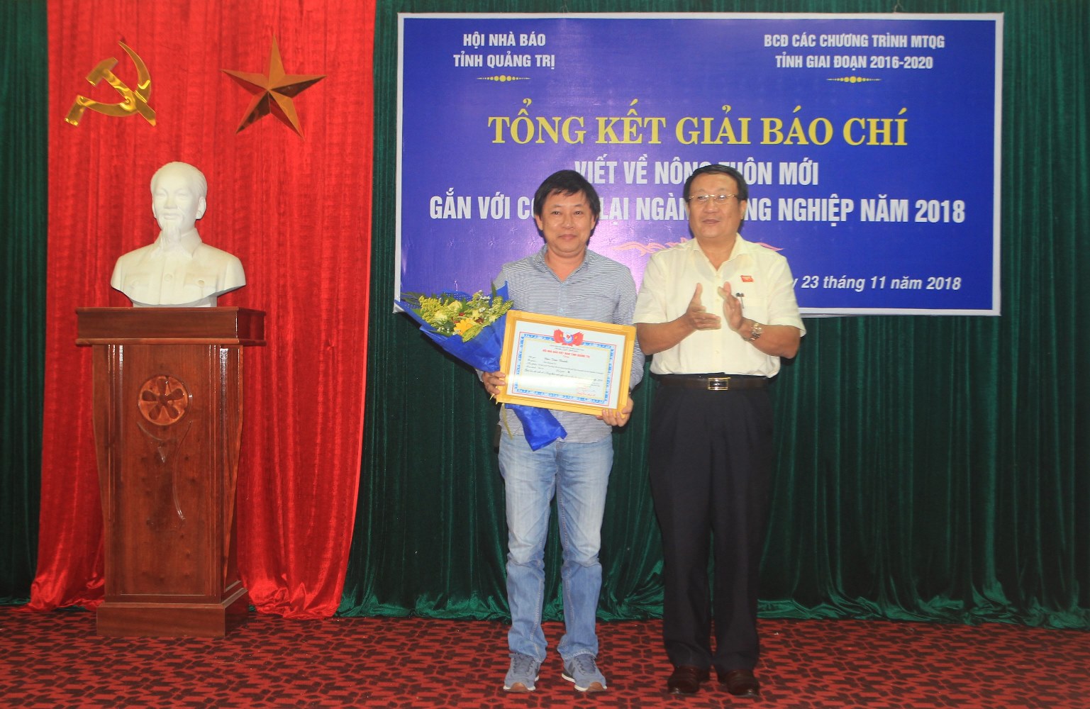 Ông Hà Sỹ Đồng, Phó Chủ tịch UBND tỉnh Quảng Trị trao giải A cho tác giả đạt giải.