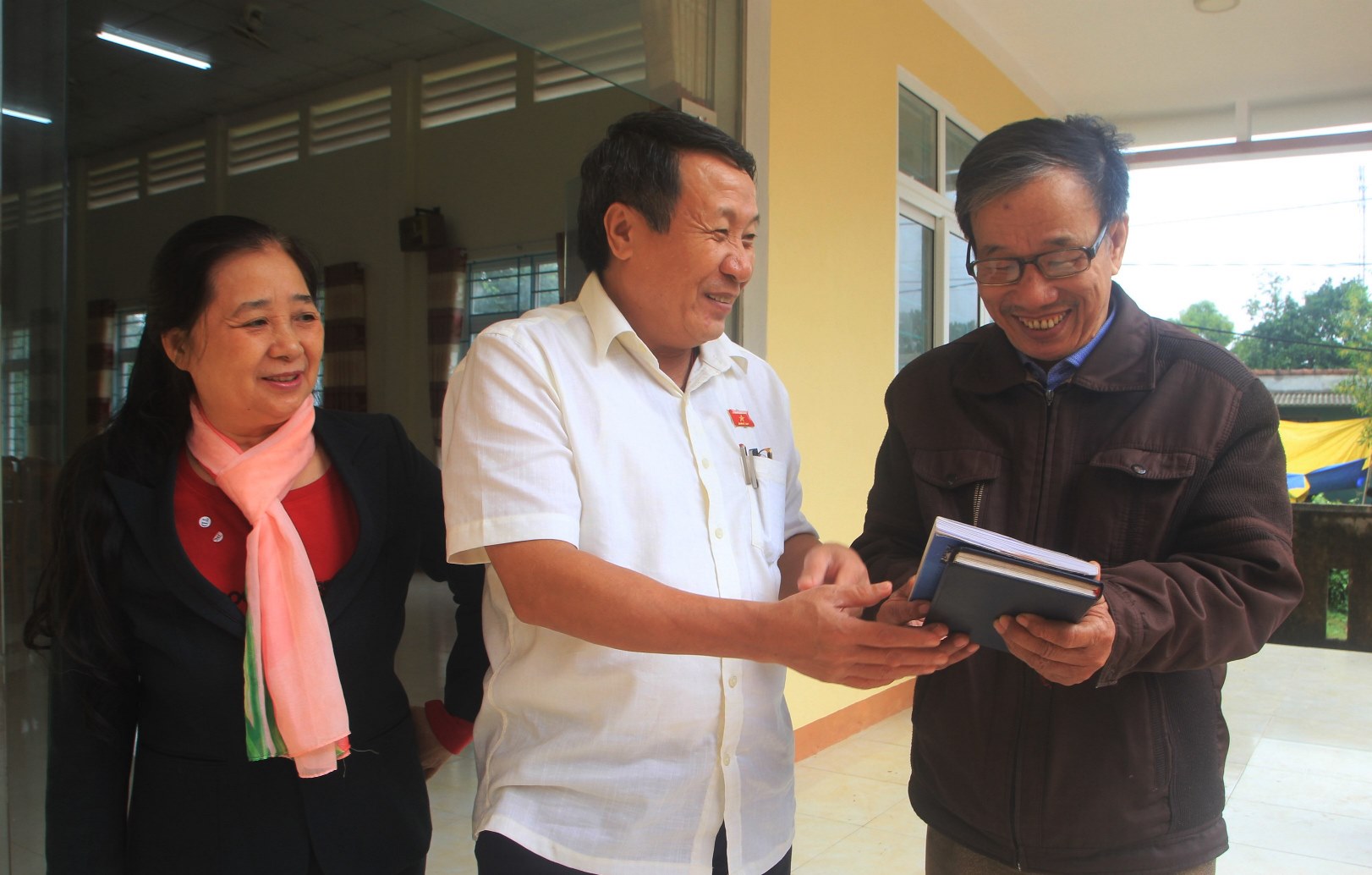 Đại biểu Quốc hội tỉnh Quảng Trị Hà Sỹ Đồng trò chuyện thân mật cùng các cử tri