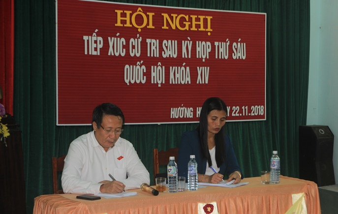 Đại biểu Quốc hội tỉnh Quảng Trị lắng nghe ý kiến trao đổi của các cử tri.