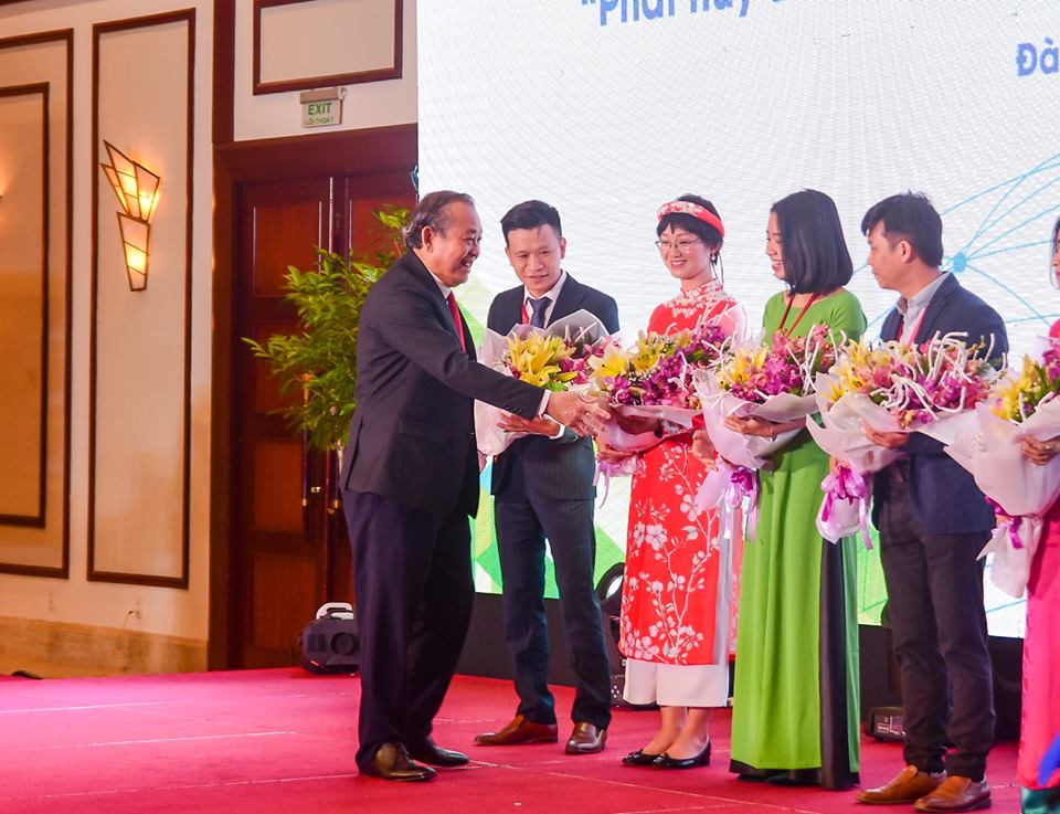 Phó Thủ tướng Trương Hòa Bình tặng hoa cho các đại biểu tham dự.
