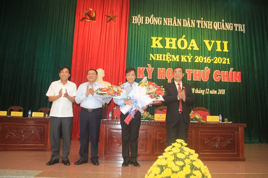 Phó chủ tịch UBND tỉnh Quảng Trị Hoàng Nam nhận hoa chúc mừng của lãnh đạo Tỉnh ủy, HĐND, UBND, UBMTTQ Việt Nam tỉnh Quảng Trị.