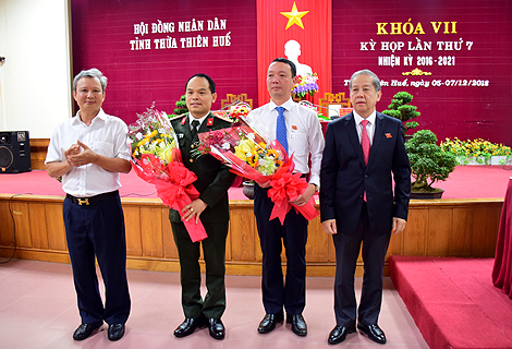 Chủ tịch HĐND tỉnh Lê Trường Lưu và Chủ tịch UBND tỉnh Phan Ngọc Thọ tặng hoa chúc mừng ông Phan Thiên Định (thứ hai từ phải sang) và ông Nguyễn Quốc Đoàn.