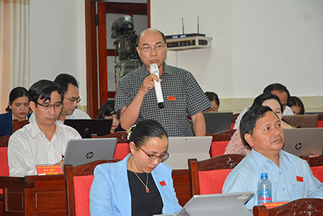 Giám đốc Sở KH&ĐT Kon Tum Phan Văn thế trả lời chất vấn của các đại biểu Ảnh: Báo Kon Tum