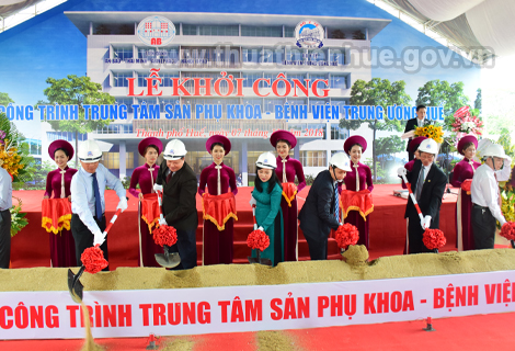 Bộ trưởng Bộ Y tế Nguyễn Thị Kim Tiến cùng lãnh đạo tỉnh Thừa Thiên Huế khởi công Dự án