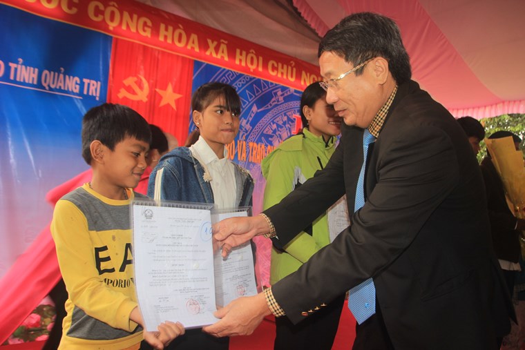 Ông Hà Sỹ Đồng, PCT UBND tỉnh Quảng Trị trao Quyết định của Chủ tịch nước về việc cho nhập quốc tịch Việt Nam cho các cá nhân