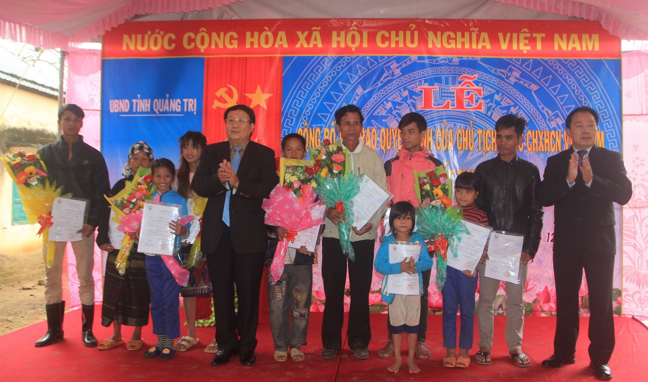 Trao Quyết định của Chủ tịch nước về việc cho nhập quốc tịch Việt Nam cho các cá nhân