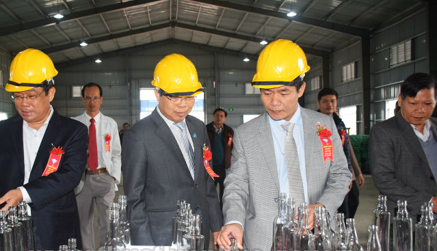 Phó chủ tịch UBND tỉnh Thừa Thiên Huế Nguyễn Văn Phương mục sở thị các sản phẩm thủy tinh của Nhà máy sản xuất thủy tinh Glass Vico Ảnh: Thuathienhue.gov.vn