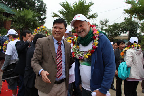 Ông Đặng Đông Hà, Phó giám đốc Sở Du lịch Quảng Bình chụp hình lưu niệm cùng với du khách quốc tế đến tham quan Quảng Bình trong dịp Tết Dương lịch 2019.