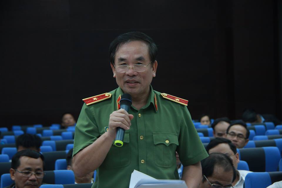 Thiếu tướng Vũ Xuân Viên trả lời câu hỏi của phóng viên tại buổi họp báo liên quan đến vụ ngộ độc khiến 2 du khách tử vong tại Đà Nẵng