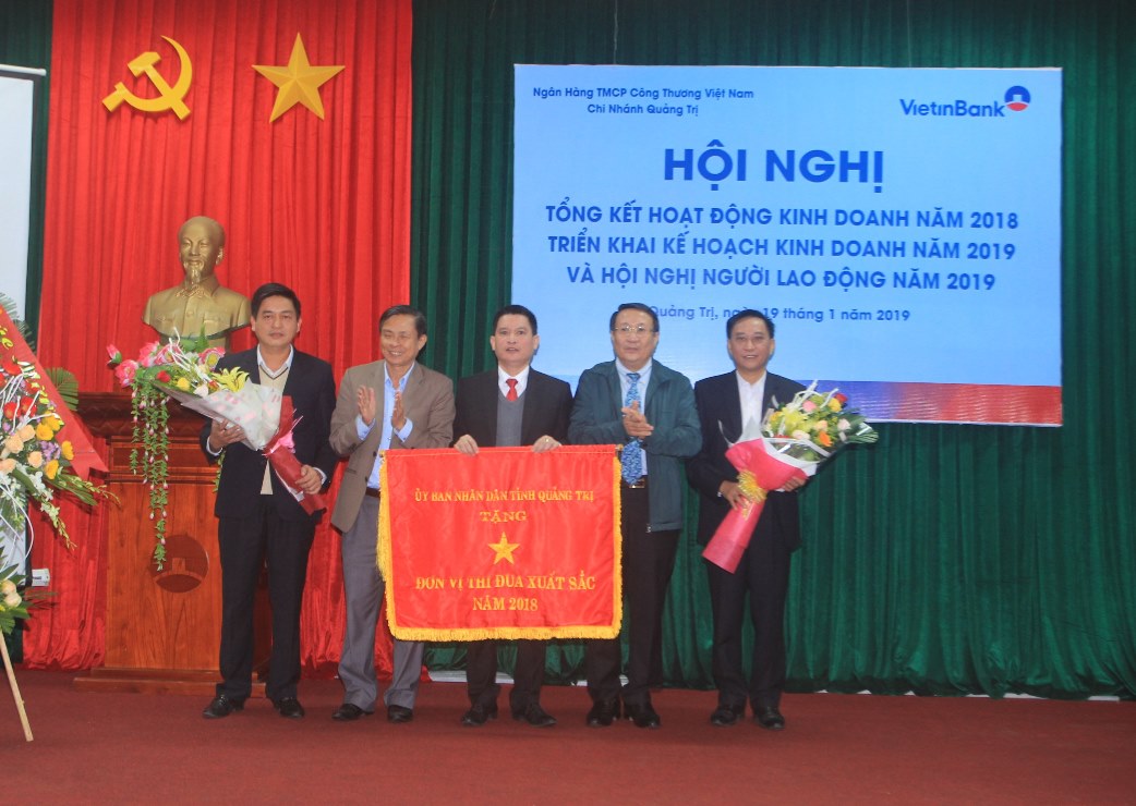 Phó Chủ tịch UBND tỉnh Hà Sỹ Đồng trao Cờ đơn vị thi đua xuất sắc năm 2018 cho Vietinbank Quảng Trị.