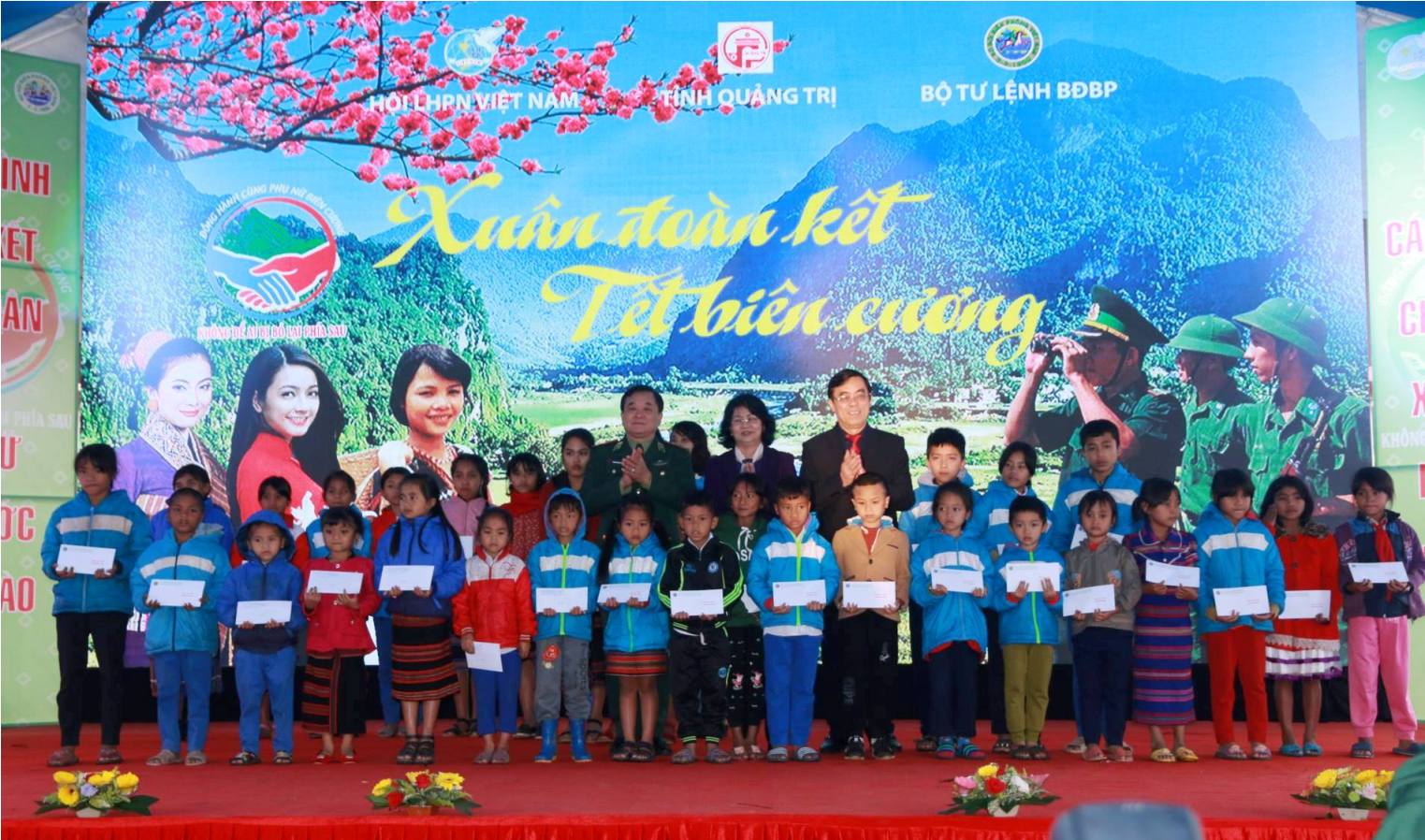 Phó Chủ tịch nước Đặng Thị Ngọc Thịnh trao học bổng cho học sinh nghèo tại Quảng Trị.