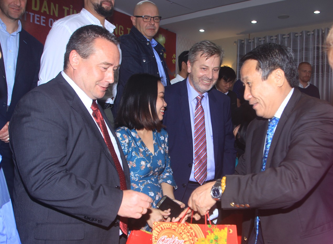 Ông Hà Sỹ Đồng, PCT UBND tỉnh Quảng Trị tặng quà cho các chuyên gia, tình nguyện viên nước ngoài tại Quảng Trị.