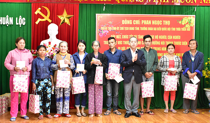 Chủ tịch UBND tỉnh Thừa Thiên Huế Phan Ngọc Thọ trao quà tết cho 52 hộ dân Thượng thành.jp