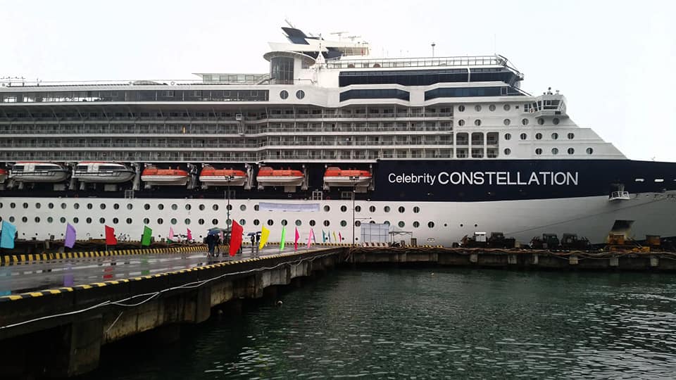 tàu Celebrity Constellation, Quốc tịch Malta chở theo 2.038 du khách quốc tế cập cảng Chân Mây.
