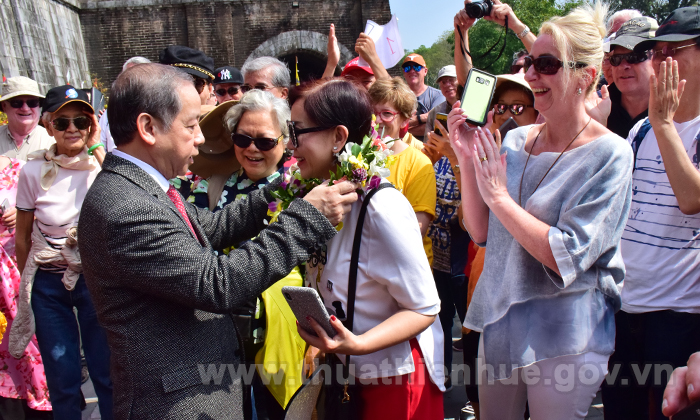 Chủ tịch Phan Ngọc Thọ tặng hoa cho các vị khách quốc tế đến thăm Đại nội Huế đầu năm mới.