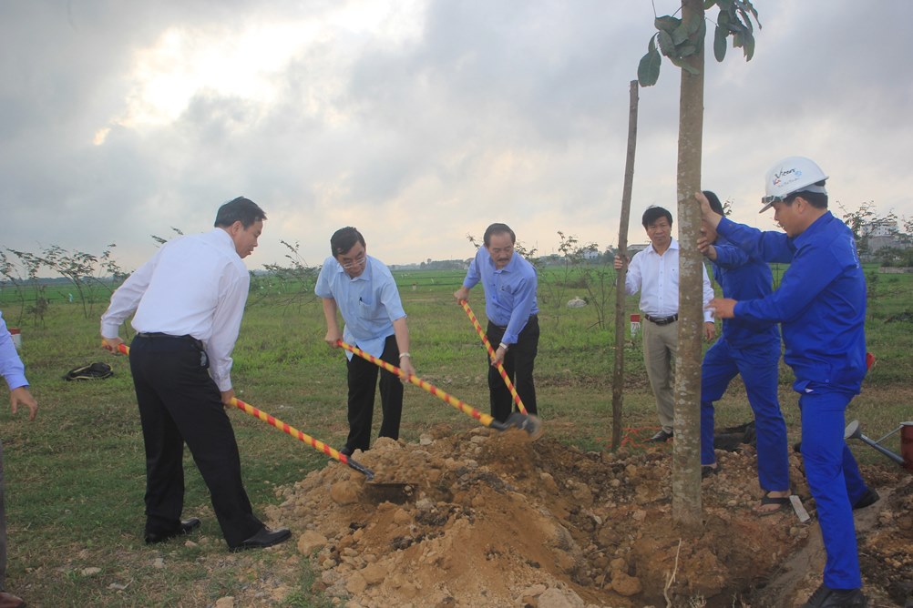 Đại biểu tỉnh Quảng Trị tham gia tết trồng cây đầu Xuân Kỷ Hợi 2019.