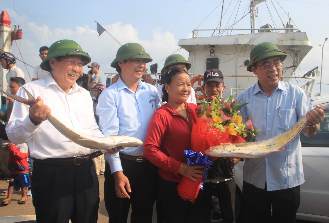 Ông Nguyễn Đức Chính, CT UBND tỉnh Quảng Trị và ông Hà Sỹ Đồng, PCT UBND tỉnh Quảng Trị tặng hoa chúc mừng ngư dân trúng đậm mẻ cá bè ngay đầu năm