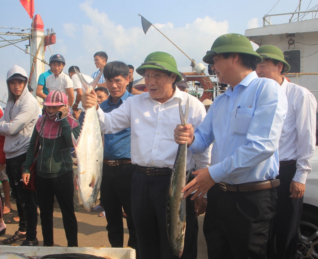 Lãnh đạo tỉnh Quảng Trị bày tỏ vui mừng trước “lộc biển” mà những ngư dân gặt hái được