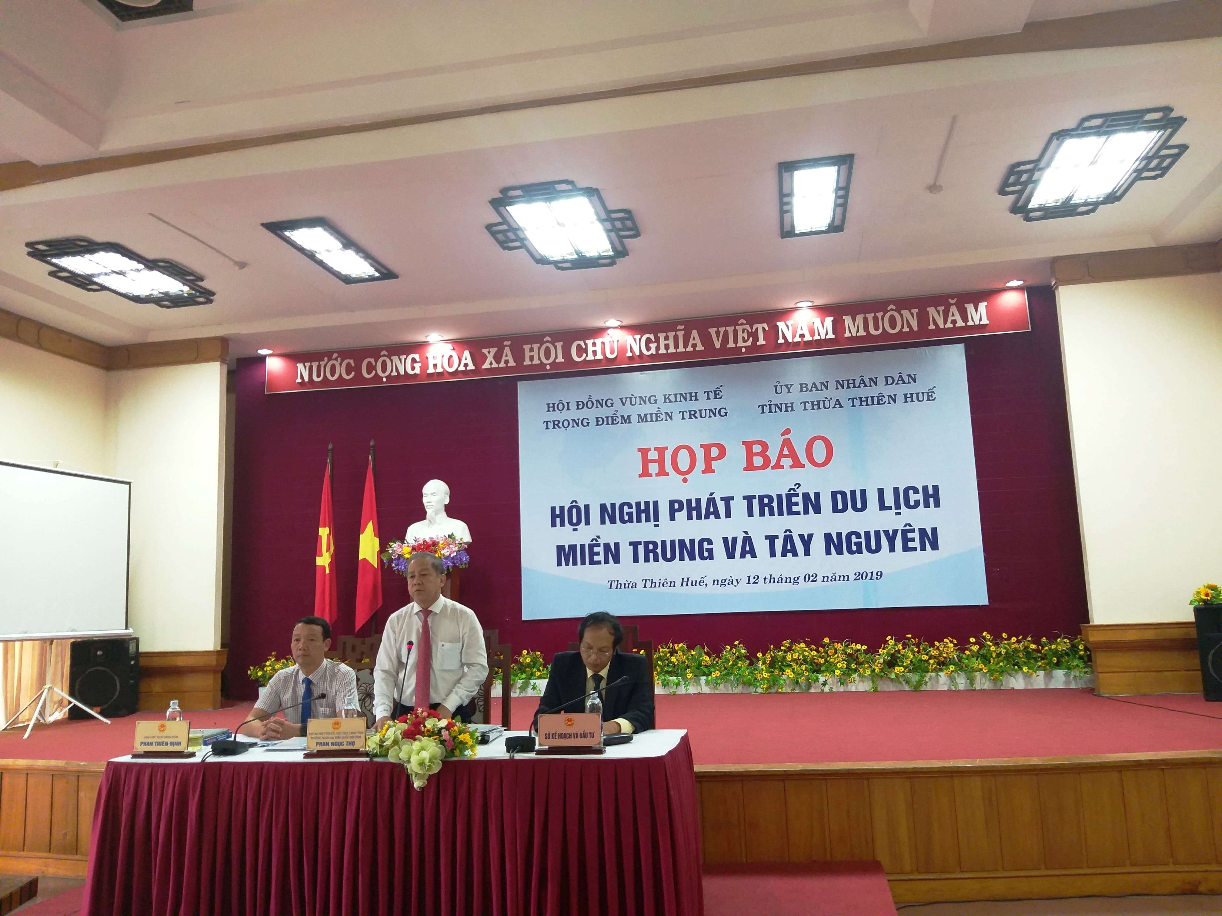 Chủ tịch UBND tỉnh Thừa Thiên Huế- Chủ trì buổi họp báo.