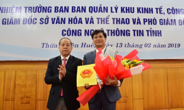 Chủ tịch Phan Ngọc Thọ trao quyết định  bổ nhiệm chức vụ Trưởng ban Ban Quản lý Khu kinh tế, công nghiệp tỉnh cho ông Lê Văn Tuệ