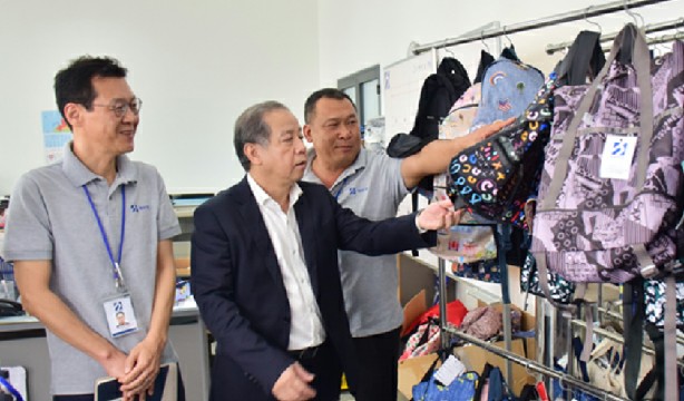 Công ty Hannex Huế giới thiệu các mẫu túi xách thời trang với Chủ tịch UBND tỉnh Phan Ngọc Thọ