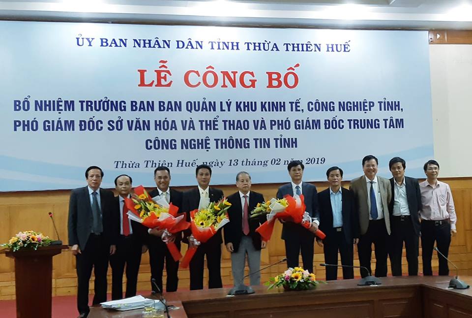 Chủ tịch UBND tỉnh Thừa Thiên Huế Phan Ngọc Thọ và Phó Chủ tịch UBND tỉnh Nguyễn Văn Phương tặng hoa chúc mừng các lãnh đạo mới được bổ nhiệm.