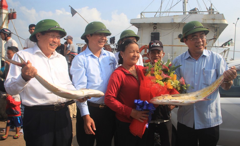 Lãnh đạo tỉnh Quảng Trị có mặt tại cảng cá tặng hoa, chúc mừng gia đình ngư dân Lê Văn Viện trúng mẻ cá trăm tấn đầu năm.
