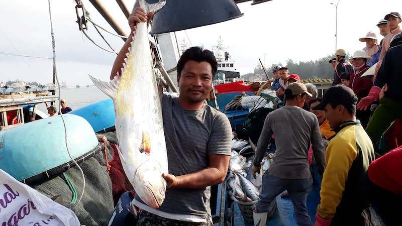 Ngư dân Lê Văn Viện vui mừng khi trúng mẻ cá 