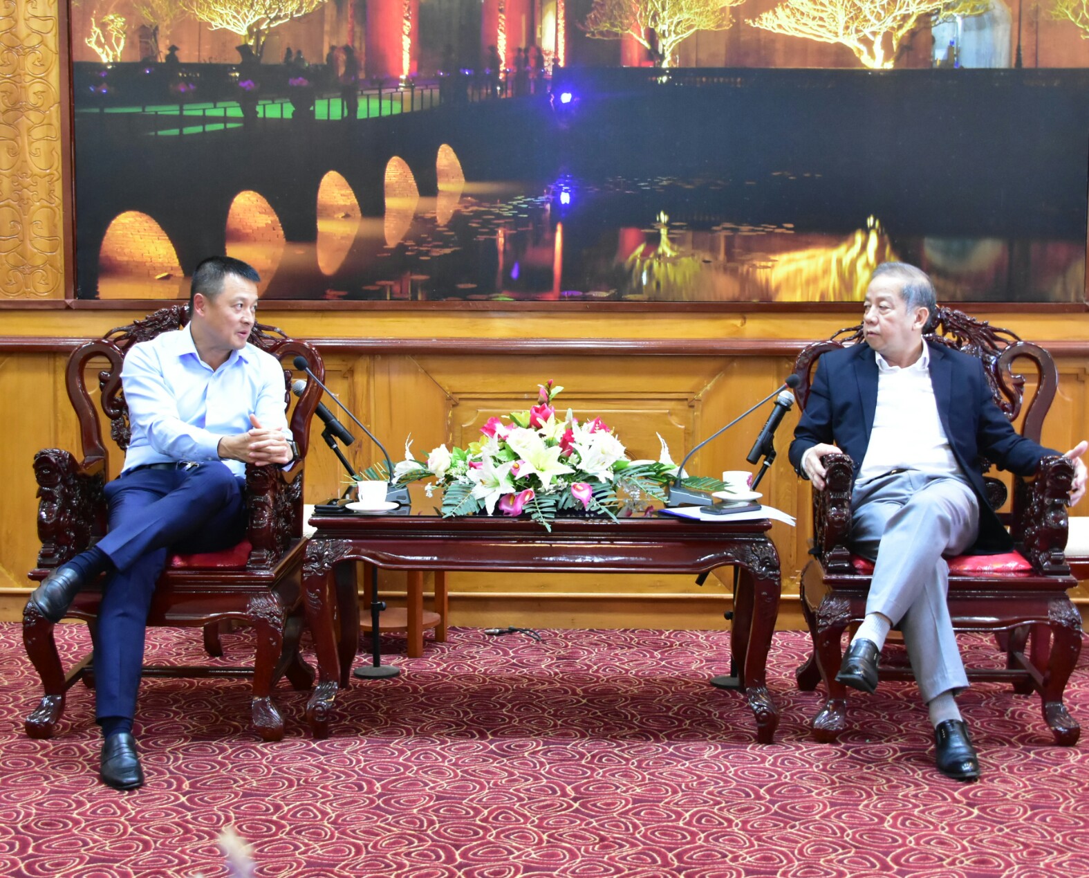 Ông Đặng Minh Trường, Chủ tịch HĐQT Tập đoàn Sun Group (trái ảnh) chia sẻ mong muốn đầu tư vào Huế của Tập đoàn Sun Group với Chủ tịch UBND tỉnh Thừa Thiên Huế Phan Ngọc Thọ.