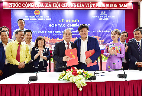 Chủ tịch UBND tỉnh Thừa Thiên Huế Phan Ngọc Thọ và ông Nguyễn Thanh Hùng, Chủ tịch HĐQT Tập đoàn SOVICO ký kết biên bản hợp tác chiến lược. 