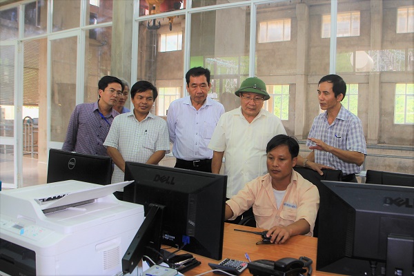 Phó Chủ tịch UBND tỉnh Hà Sỹ Đồng kiểm tra tình hình hoạt động của các doanh nghiệp trên địa bàng tỉnh.