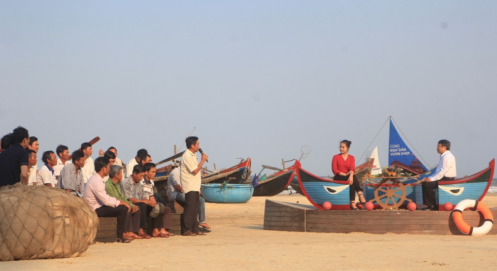 Phó Chủ tịch UBND tỉnh Hà Sỹ Đồng đối thoại với ngư dân vùng biển xã Trung Giang, Gio Linh.