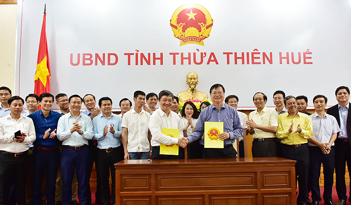 Phó Chủ tịch UBND TP Đà Nẵng Đặng việt Dũng và Phó Chủ tịch UBND tỉnh TT- Huế Nguyễn Dung đại diện hai địa phương ký kết hợp tác thỏa thuận bảo tồn và phát huy di sản Hải Vân Quan.