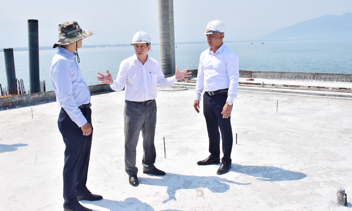 Chủ tịch UBND tỉnh Thừa Thiên Huế Phan Ngọc Thọ kiểm tra tiến độ thi công đê chắn sóng và cầu cảng số 2 tại cảng Chân Mây