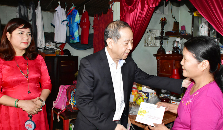 Chủ tịch UBND tỉnh Phan Ngọc Thọ đến thăm một số hộ dân Thượng thành thuộc diện di dời 